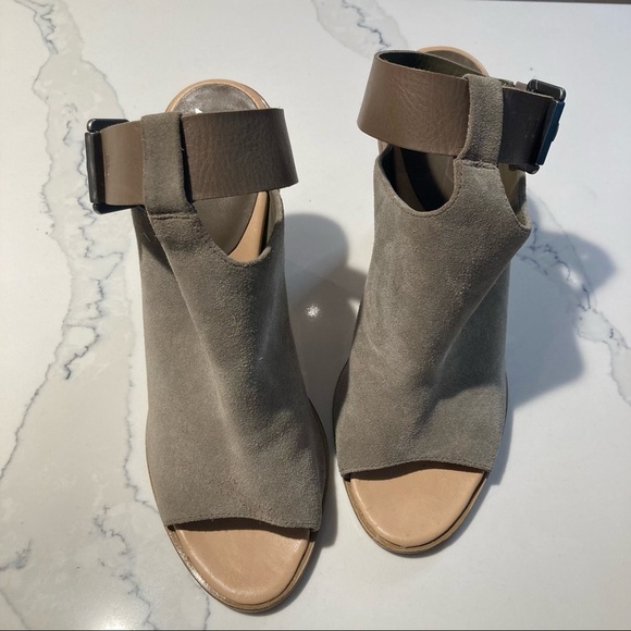 MARC FISHER Sz 10  Vashi Peep Toe Suede Stacked 4.5” Heel Booties - Picture 3 of 11